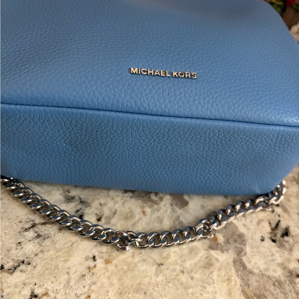 ❗️❗️Michael Kors Sky Blue Leather Crossbody😍 - Picture 4 of 9